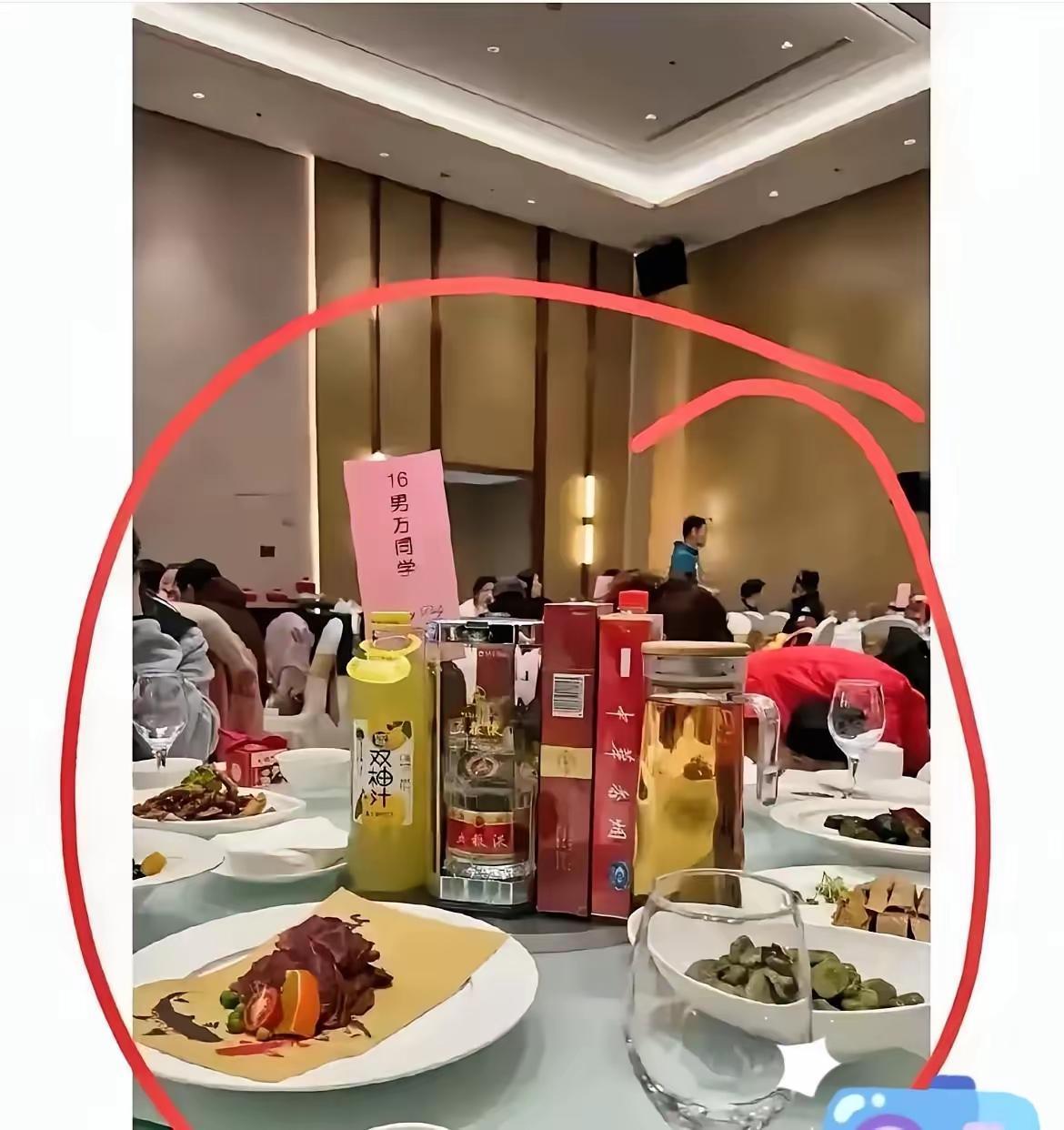 网友:
第一次来浙江这边参加喝酒席，想问问！这边的酒席都这么豪的吗？
这一桌在当