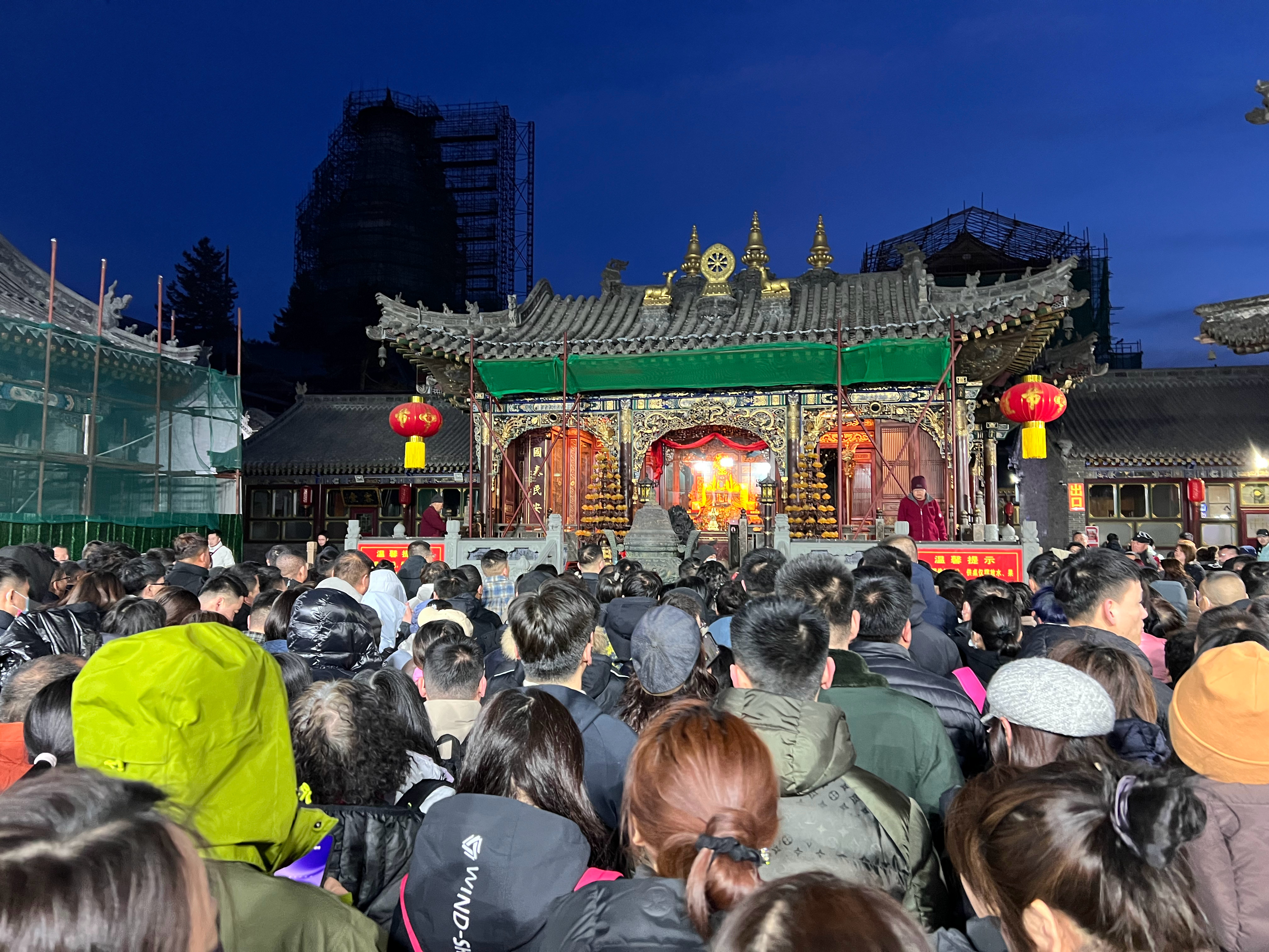避开了周末的人潮，周一来到五爷庙，人还是较少的，5:50 门口排队，6:30 已