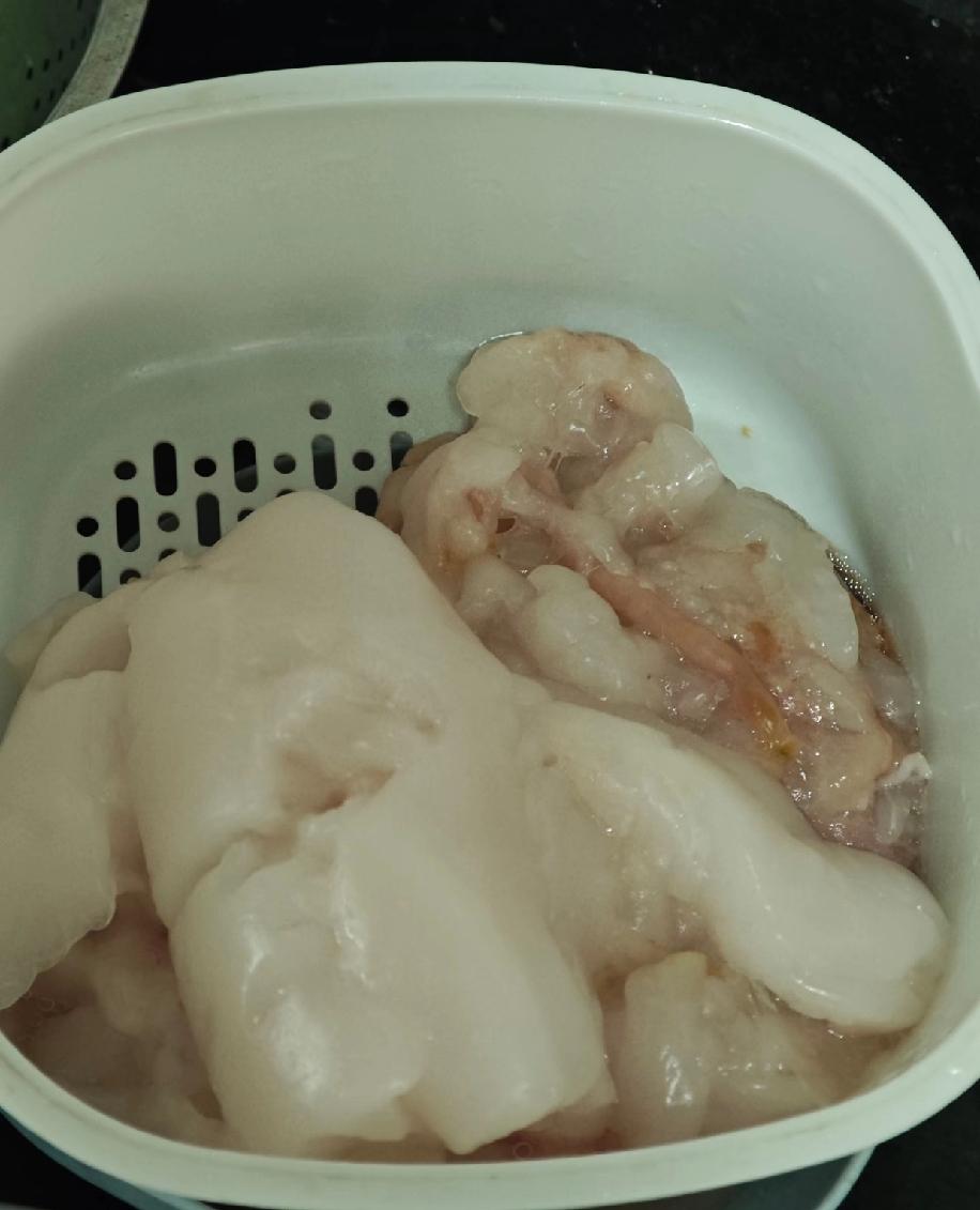 我买脆肉皖鱼的时候，摊主给切的这块鱼带着肚子里一大块厚脂肪，估摸着重得有一斤，这