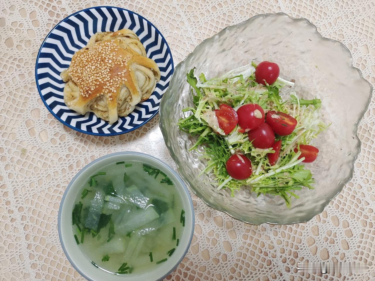 我的减肥餐:芝麻盐饼（剩下一半），蔬菜沙拉，冬瓜小葱汤。#秋日饮食打卡记# #分