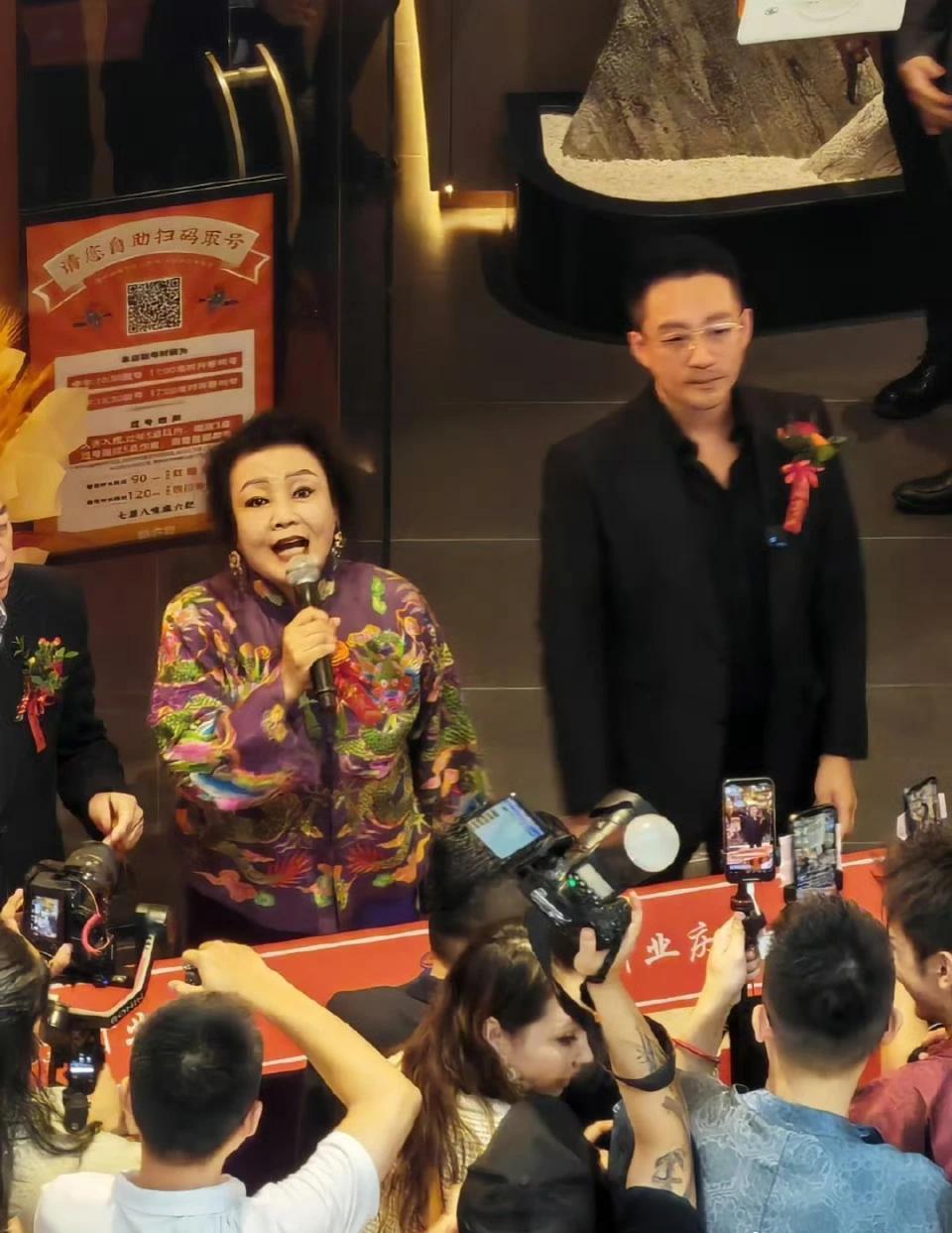 近距离拍到汪小菲和张兰母子，
不得不说汪总是越来越成熟了，一身合体的黑色西装，有