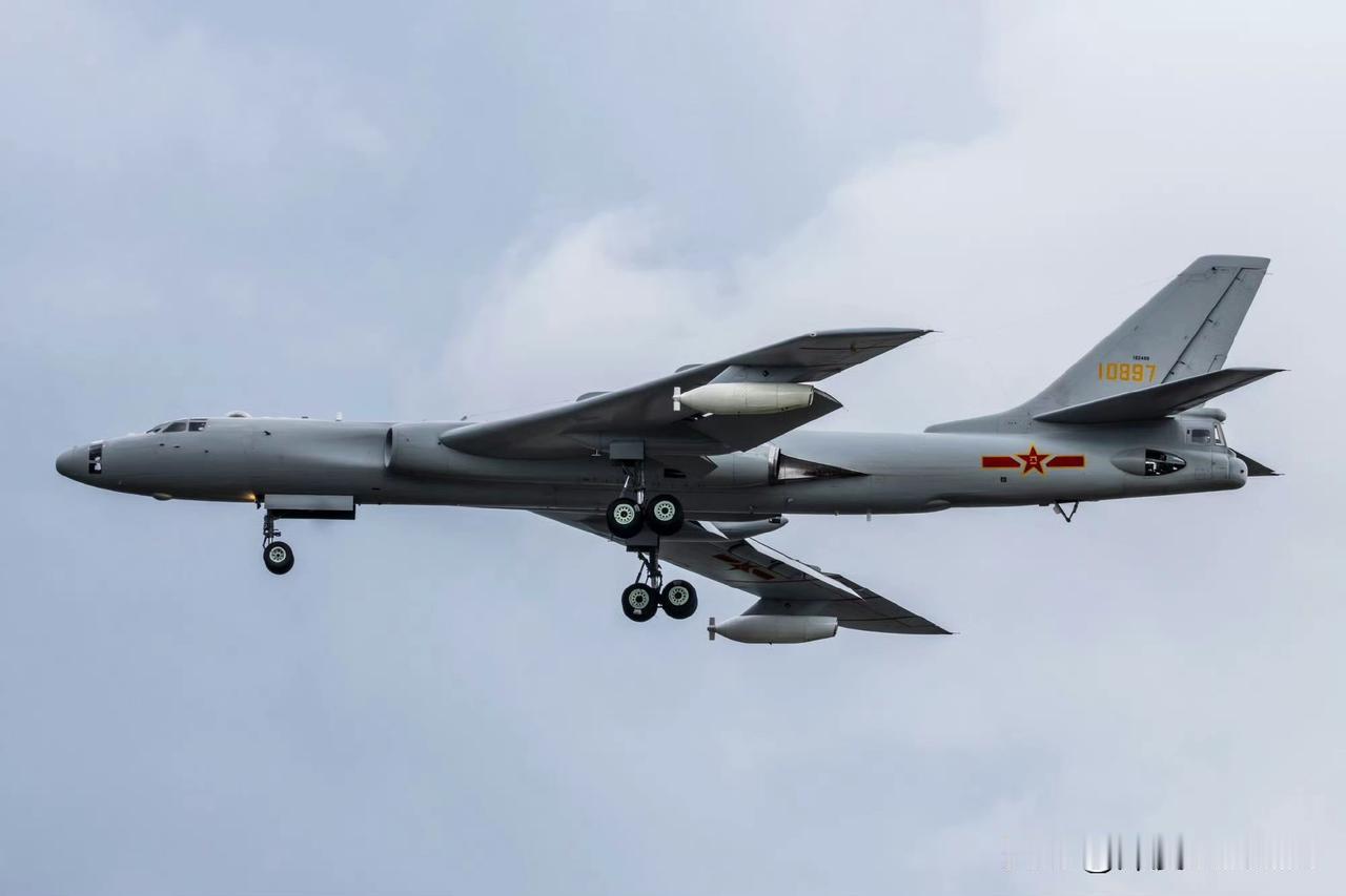 泰国民众拍摄的鹰击-2025联合演习中，我空军、海军航空兵参演主力机型。
难得的