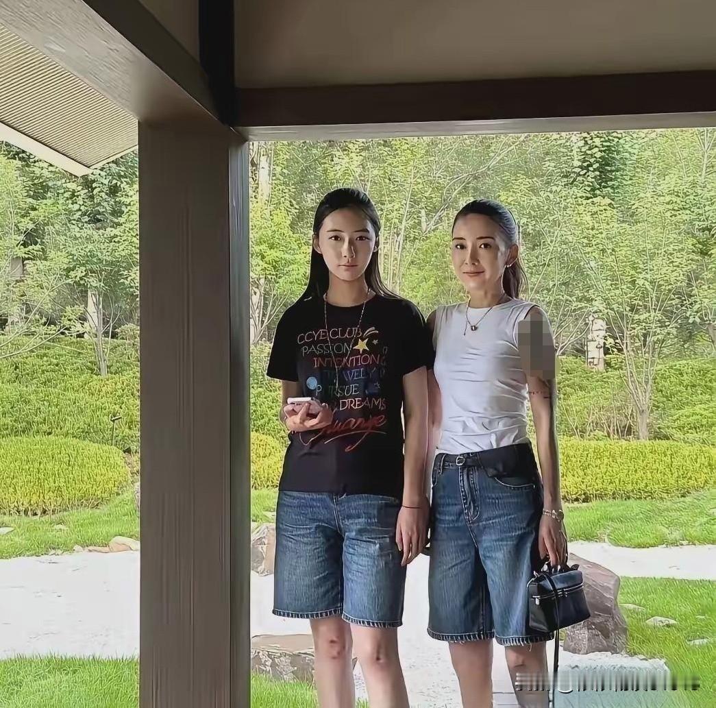 一对母女合照，妈妈38岁，女儿18岁。俩人站在一起，打扮气质都很像，一眼真的很难