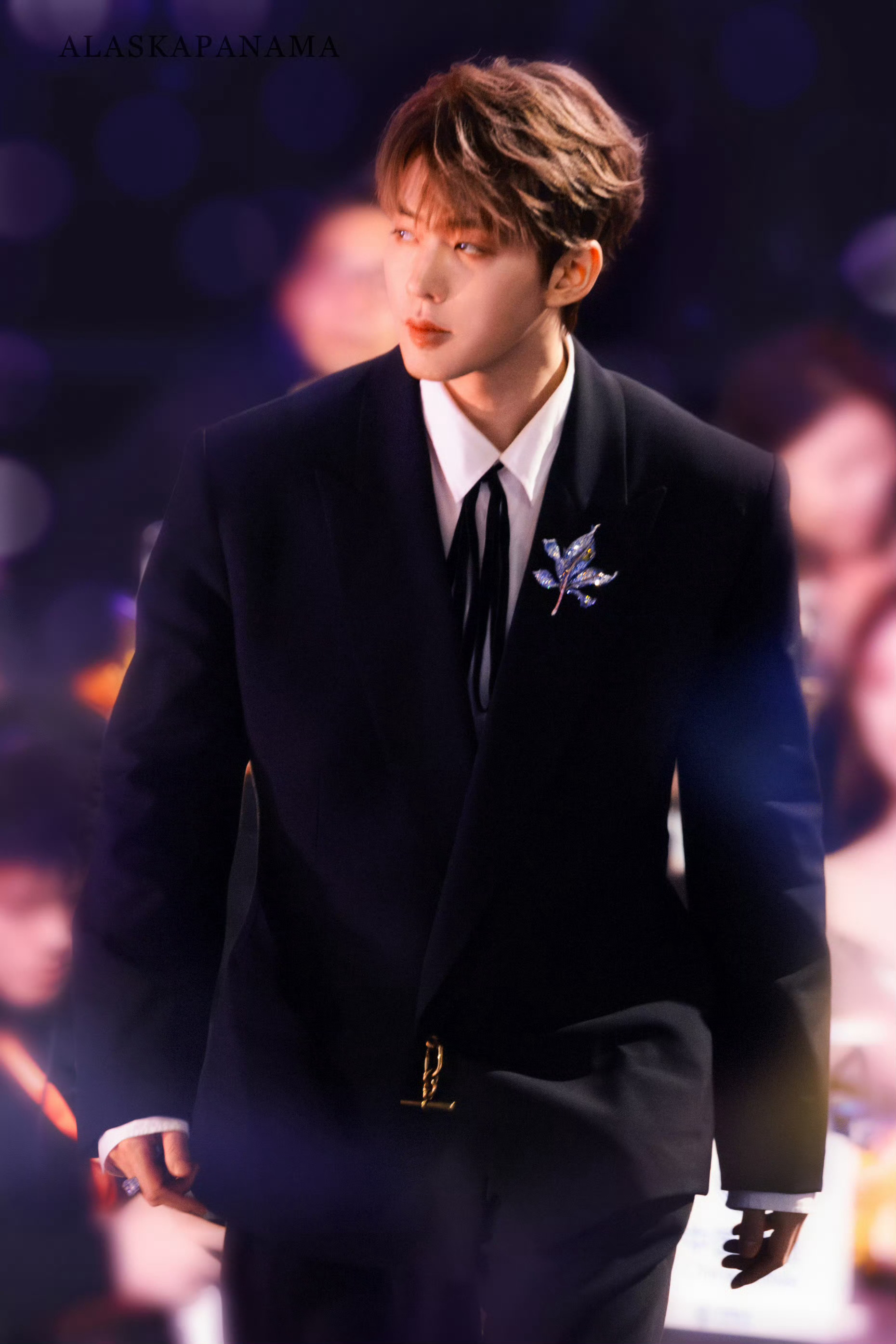 邓为内娱现役法拉利 ·2025国产剧人气TOP10 · 2025年度时尚封面人物