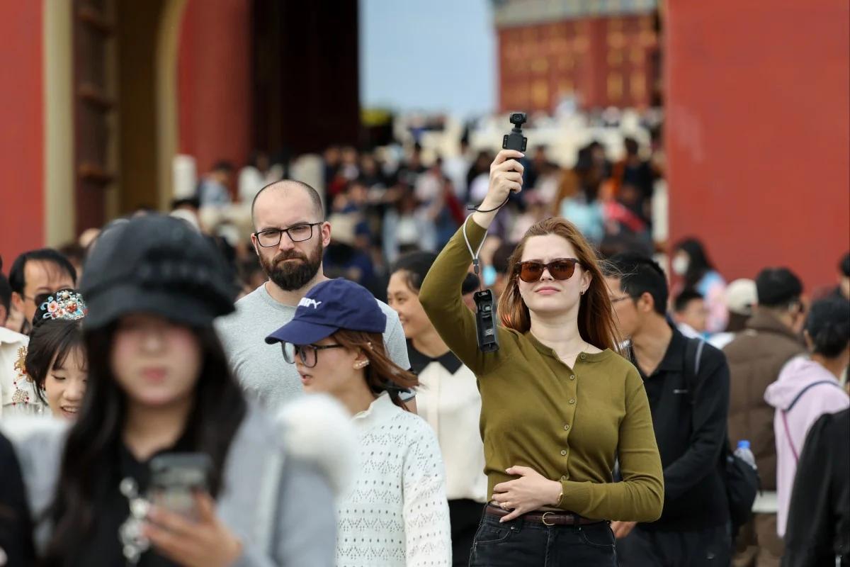【免签政策带来的“红利”：中国今夏吸引大量外国游客】（南华早报）尼古拉斯·卡拉乔