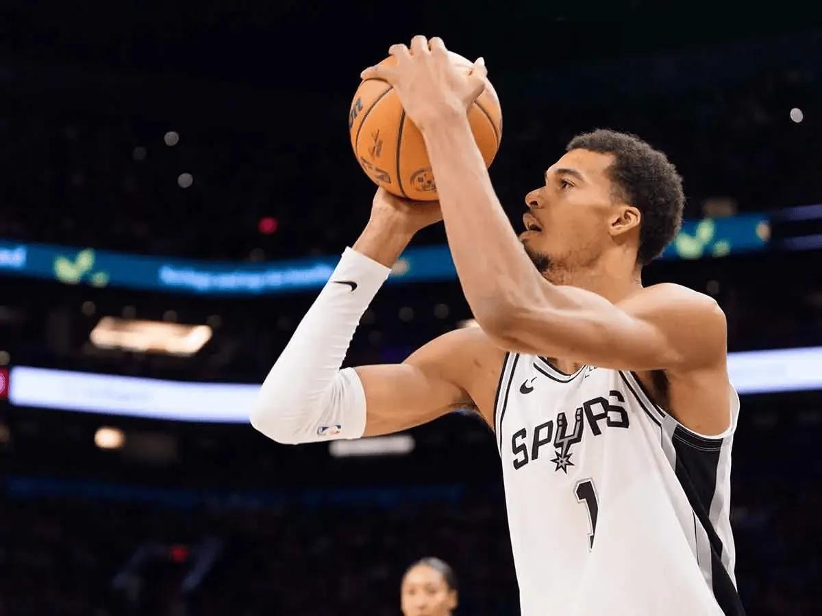 文班亚马这也太离谱了！
比赛最后看他对着公牛的中锋大打小，连续变相后撤步之后命中