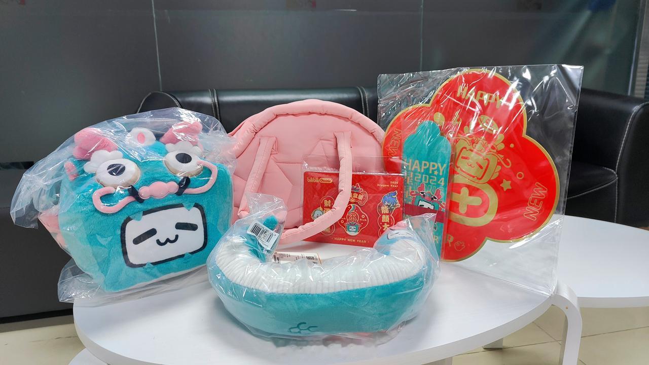 收到了@BLG电子竞技俱乐部 的新年礼盒，今年的也太好玩了吧！[哇]评论留下你对