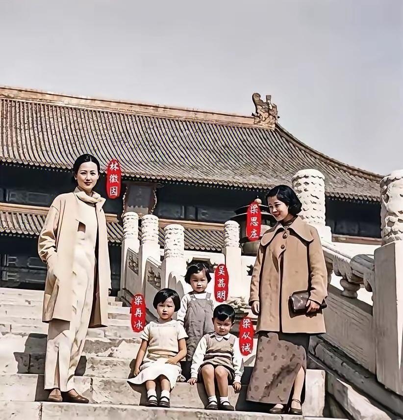 林微因这衣饰，就是现在穿到一线城市街上，都没有违和感！

这是1936年，林徽因