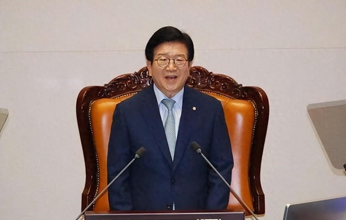 韩国特使团抵达北京，下飞机的第一句话不简单，我方回应很干脆
 
韩国前国会议长朴