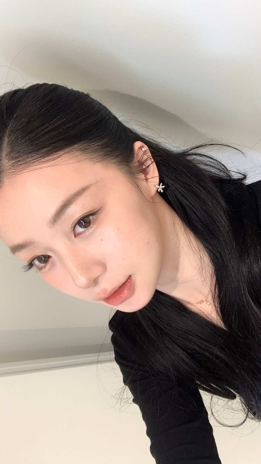 我发现 对着手机前置化妆真的会化出来很上镜耶 