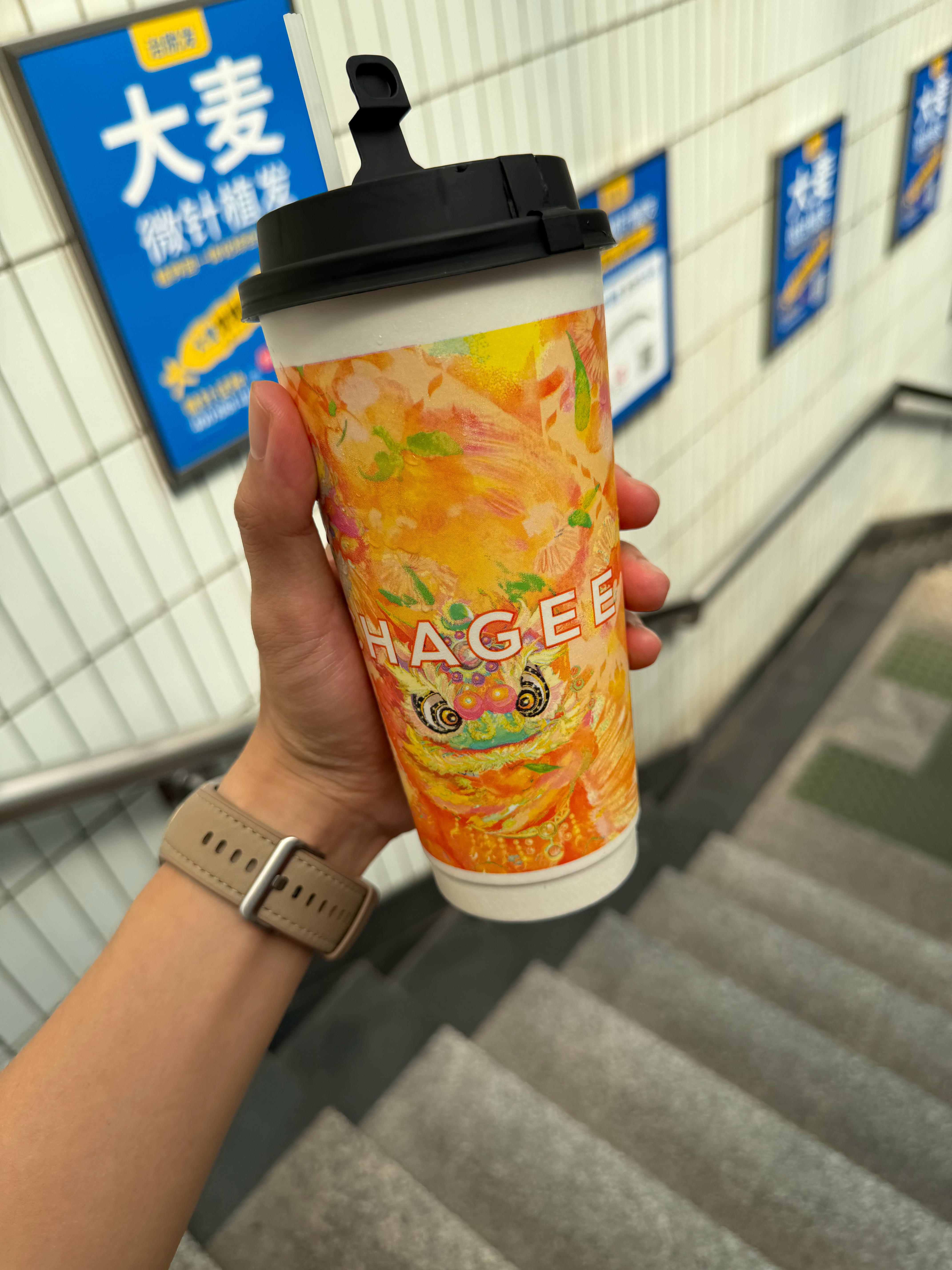 好久不喝霸王茶姬了，这杯赤霞跃金说是广东地区限定的，我觉得还是不如伯牙绝弦[柯基