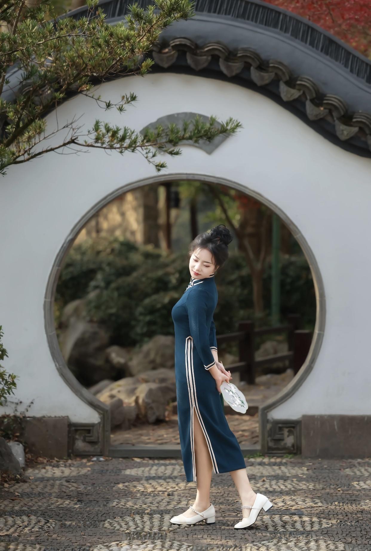 有哪些经典的中式美人秋日舞蹈，红叶飘舞间，优雅舞姿展风采。