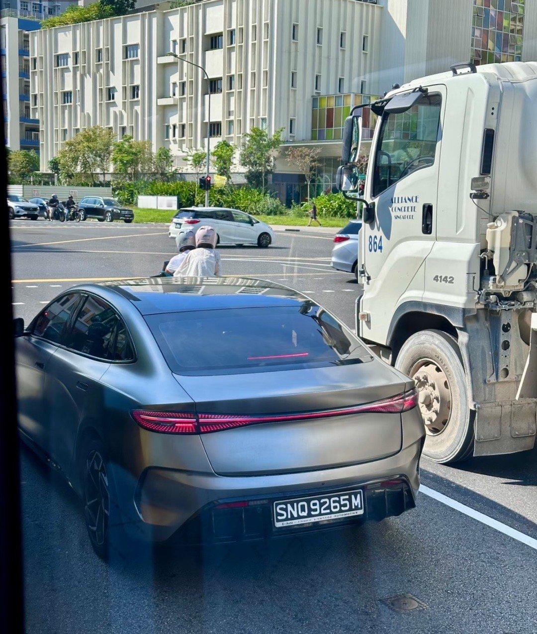 新加坡的比亚迪真的好看 第一张图抠了标我愣是第一眼没看出来是比亚迪[嘻嘻]汽场全