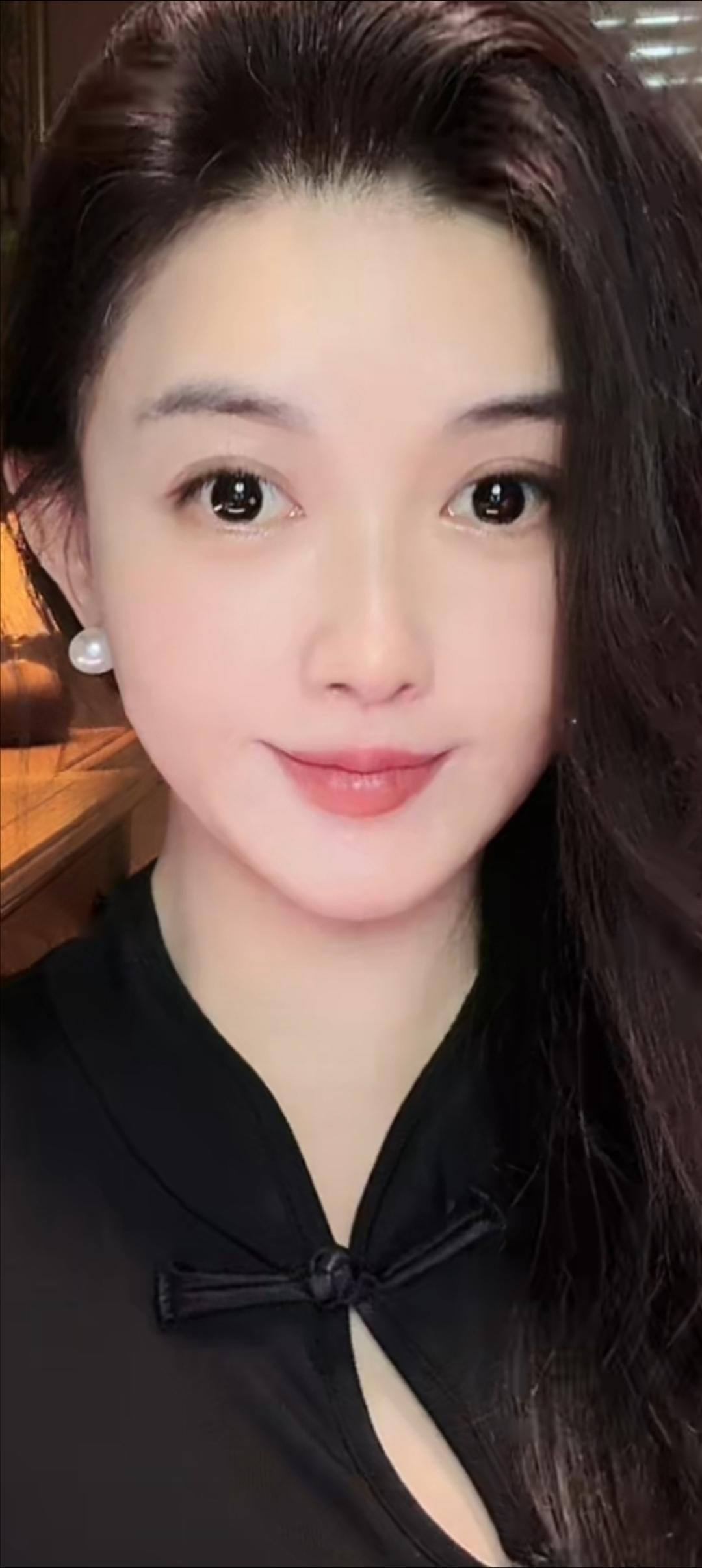 这位女士看起来好温柔哦！