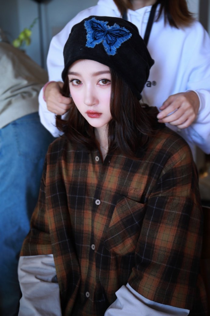 关晓彤格子衫冷帽look   关晓彤冬日穿搭  关晓彤冷帽格子衫look，冬日穿