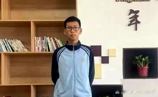 吉林四平的一名男孩，以705分的高考成绩位列全省前14，似乎一条通往清华和北大的