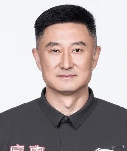 今晚这场比赛的胜利，对杜锋来说，真的是太重要了。因为一旦被新疆队双杀，那么我想，