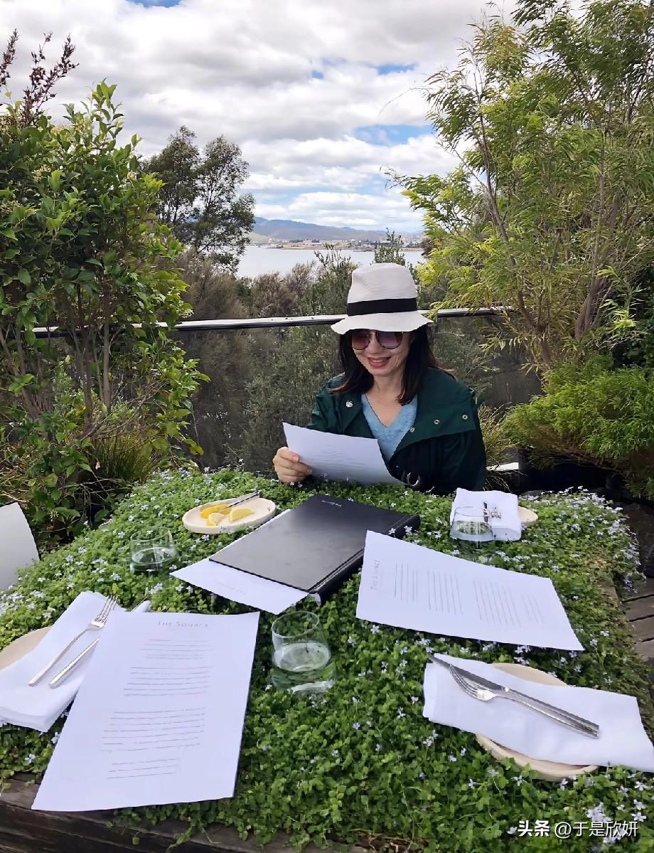 钟楚红才是真正的“豪门贵妇”！64岁独居住半山，环游世界吃遍顶级餐厅

钟楚红又