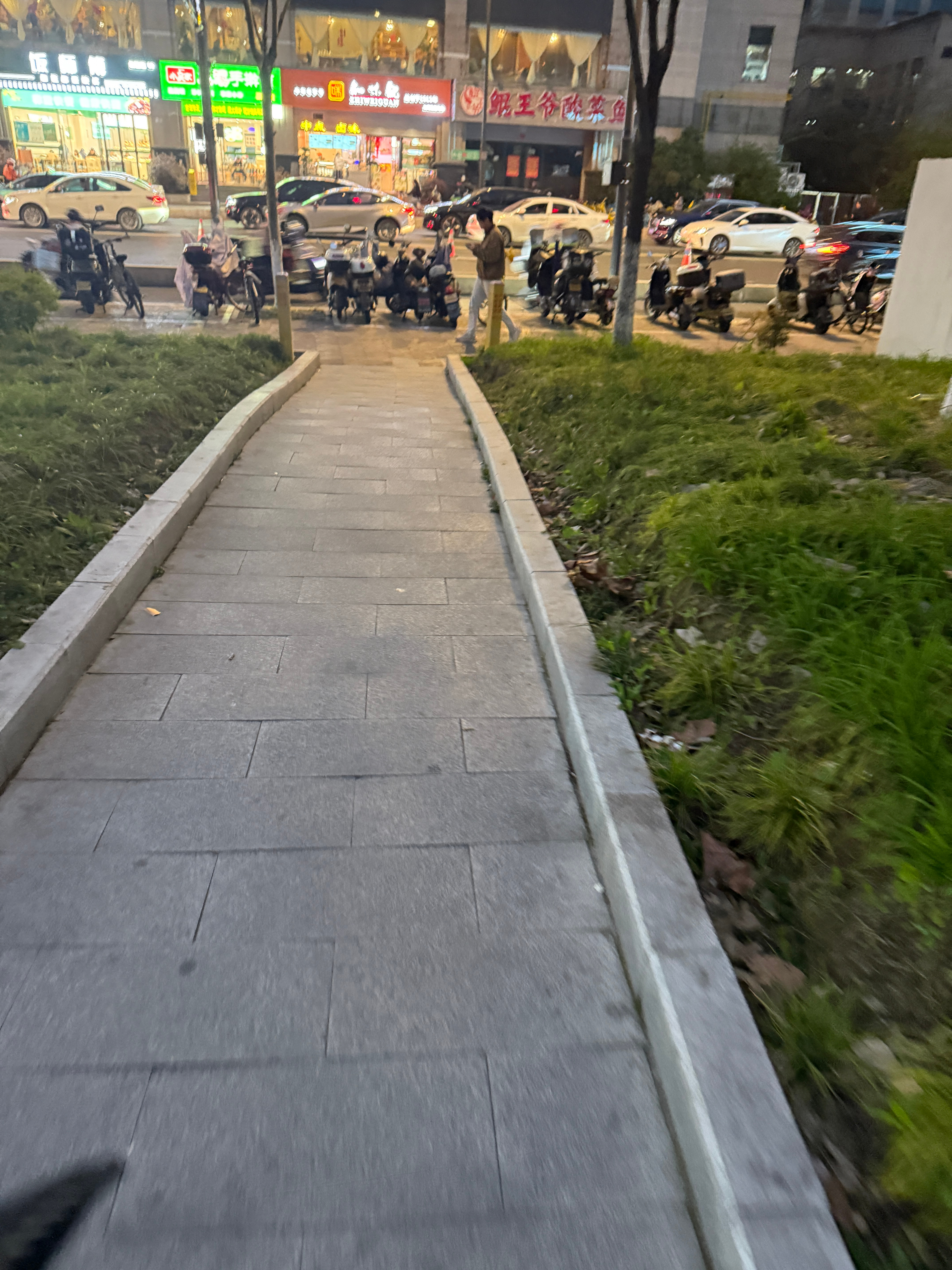 “看你为谁苦闷 我就集中精神” 杭州·西湖文化广场