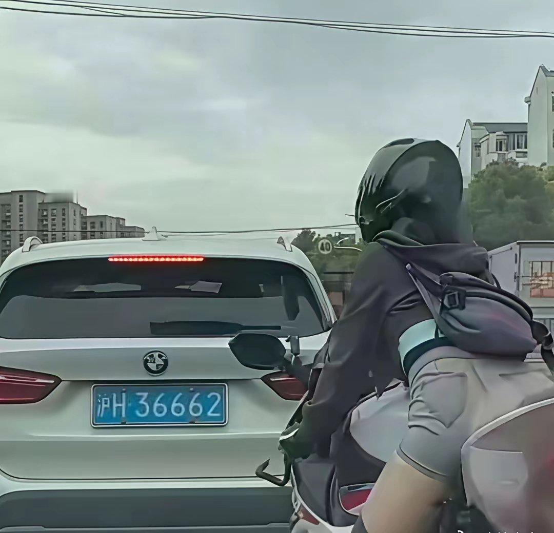 看到车牌后，连搭讪的勇气都没了。