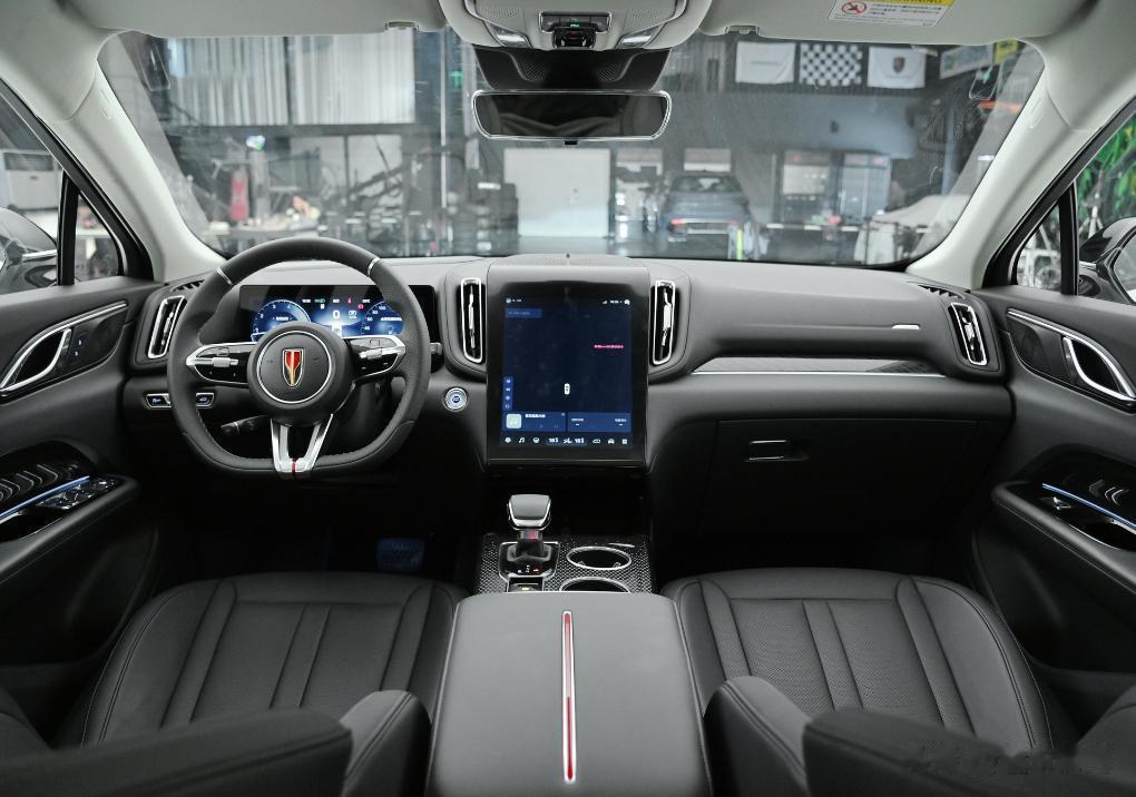 红旗HS3的内饰足够惊艳！经典的环抱式座舱，起来很显档次；采用平底设计的三辐式多