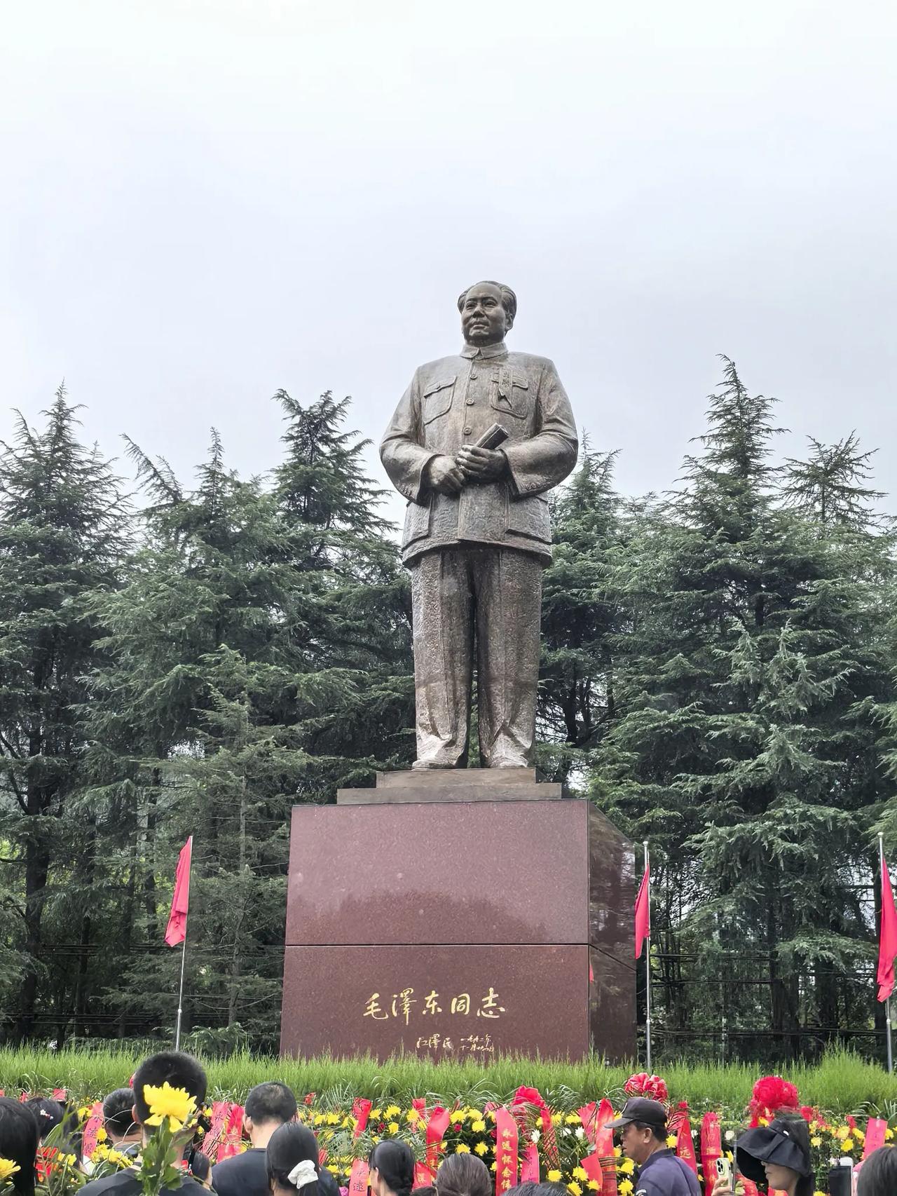 今日来到韶山冲，瞻仰毛主席雕像，游览毛主席故居，纪念馆。早知伟人一生勤俭，今看到