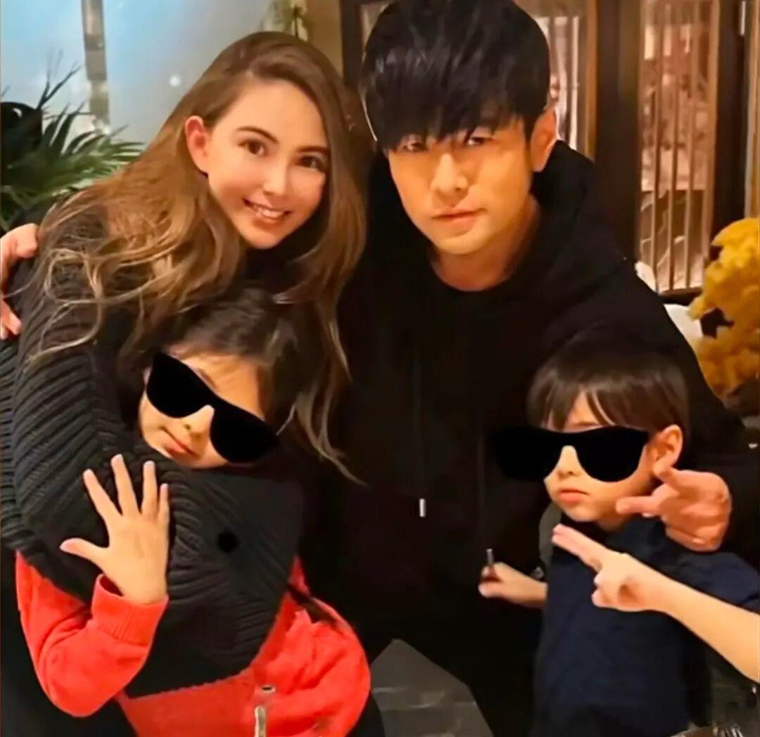 温室玫瑰·默斋主人原创人物评传类散文世人都说，昆凌是一朵栖在水晶罩里的玫瑰。外界