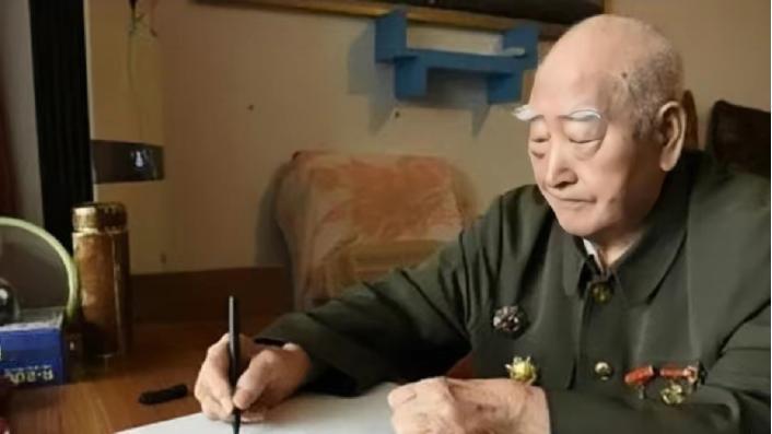43年，两名伪军打扫战场时，发现一个八路军还活着，正要上前补刀，这个八路军轻轻说