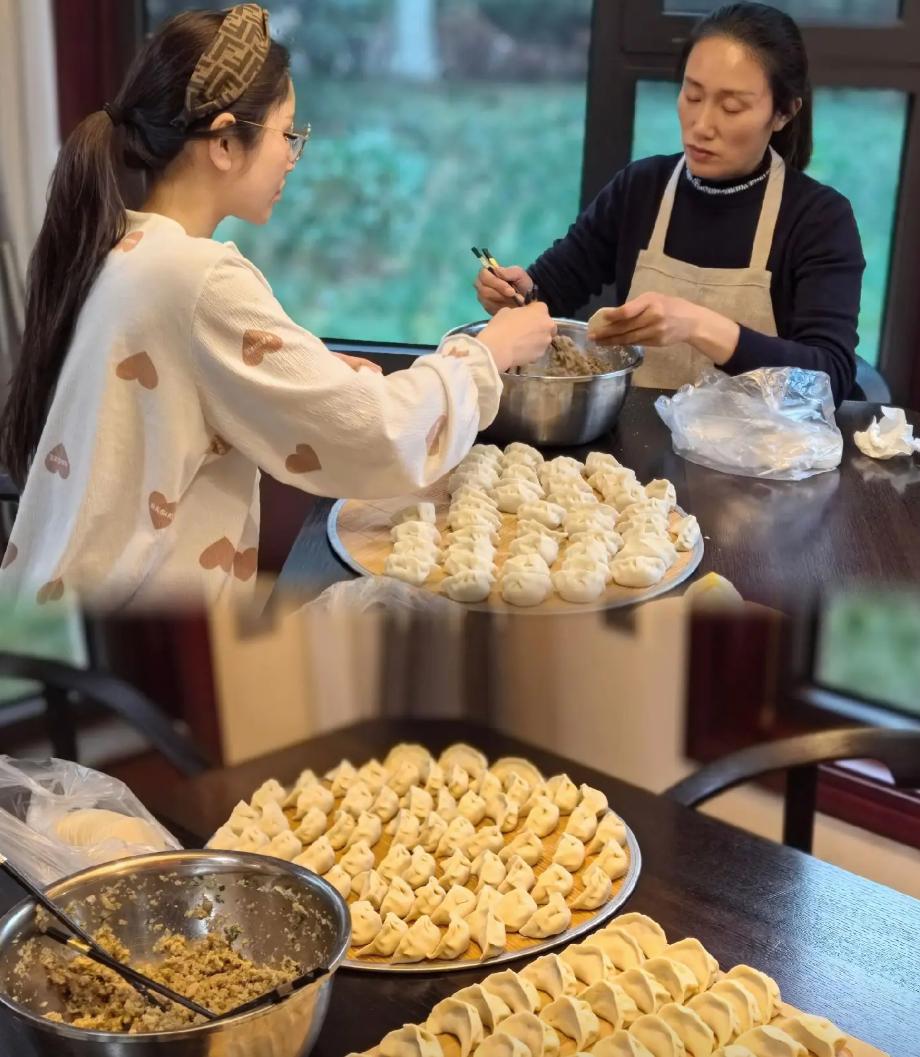 昨天儿媳妇有晚课，回来的晚，大约9点半左右给我发微信："妈，你睡了吗？"
"没呢