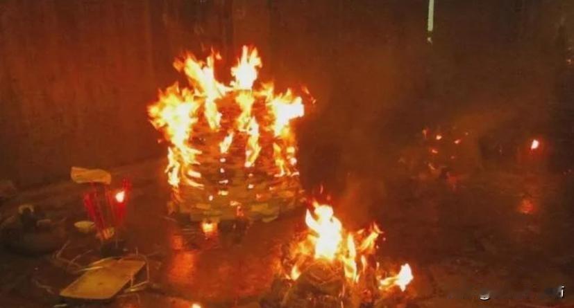 中元节烧纸，不是全天都能烧，这3个黄金时段，别搞错了
 
明日迎来七月十五中元节