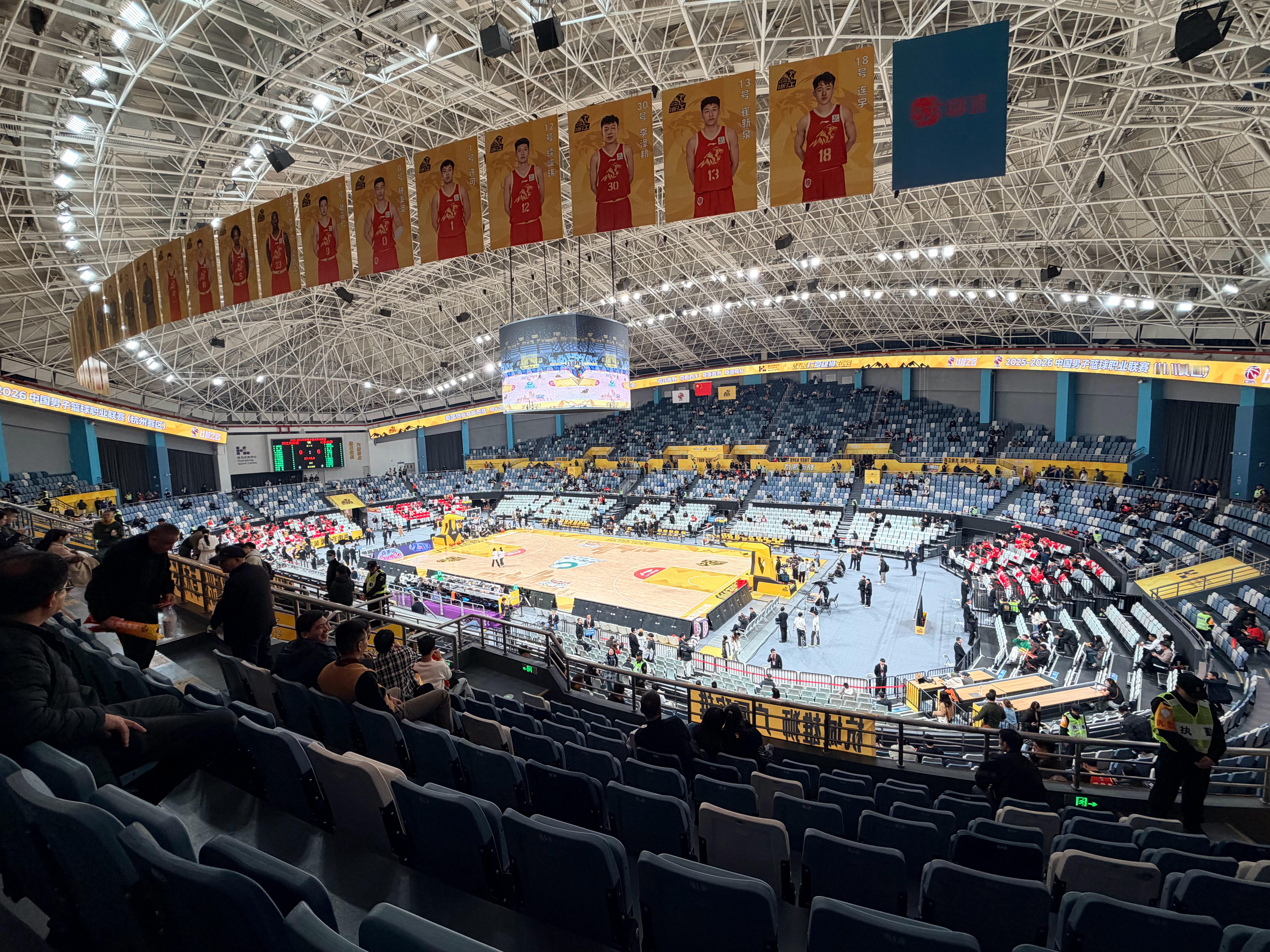 上赛季我坐场边，这赛季坐山顶…痛，太痛了…cba