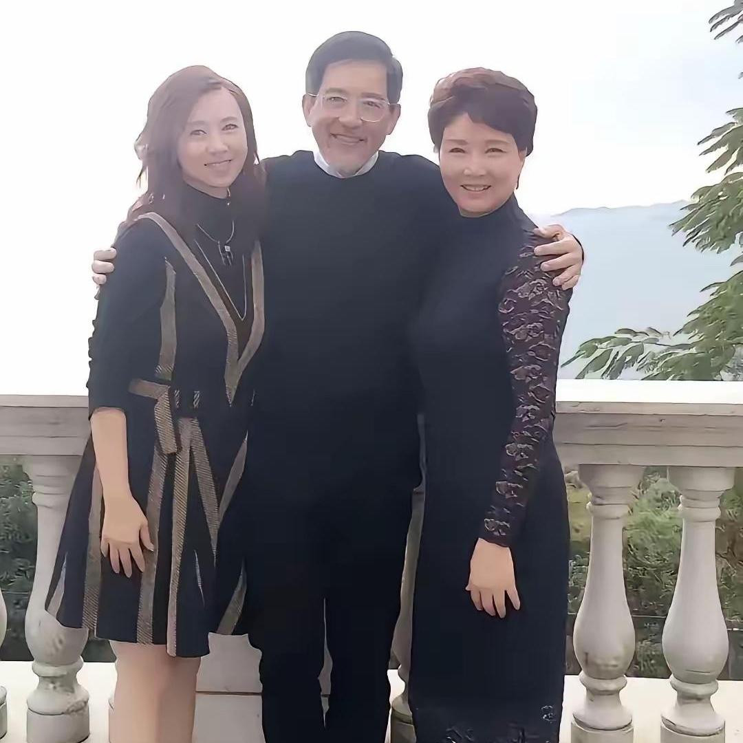 能认出这三位的，那真的是资深老友啦！
 
一张合照，藏着很多人的青春回忆。岁月悄