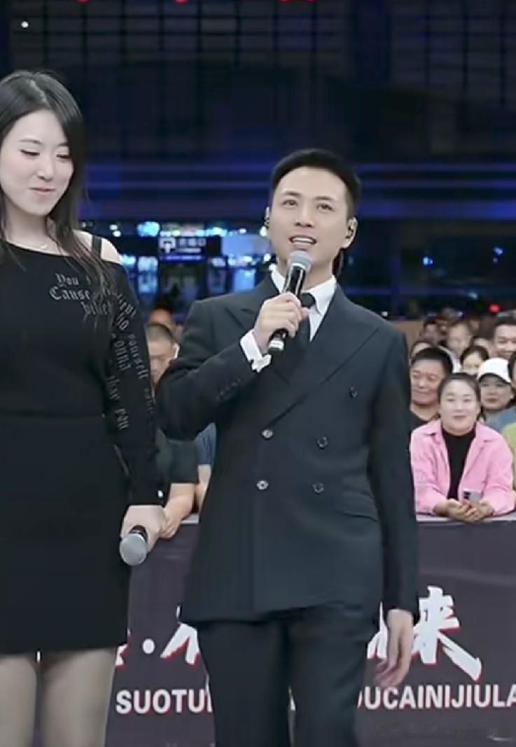 图哥经常偷偷看一歌的直播，为什么没被大家发现呢？爱坐着，靠椅背，如果不长时间看，
