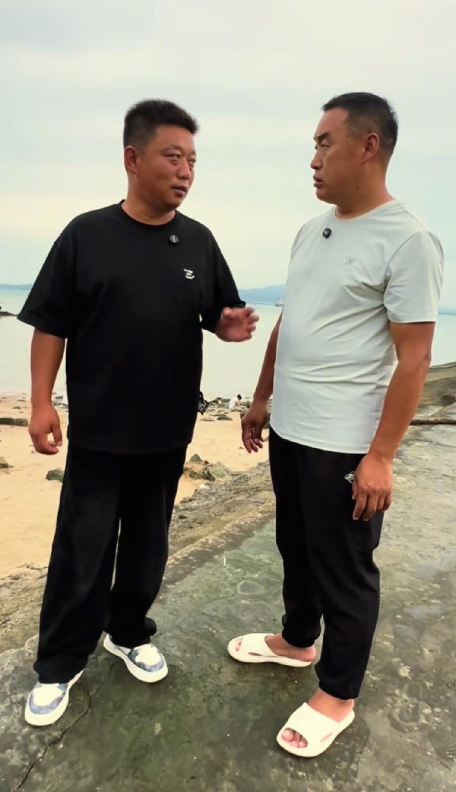 昨天下午，贺兄弟带着白兄弟来到海边散心游玩，海风惬意，景色宜人。待小贺姑娘下班赶