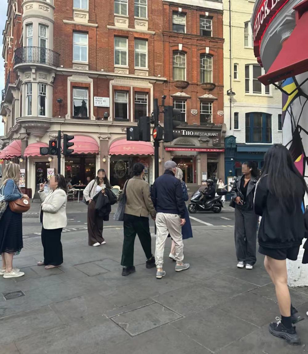 伦敦偶遇那英和老公手牵手逛街伦敦偶遇那英和老公手牵手逛街，姐为什么回去了？我又想