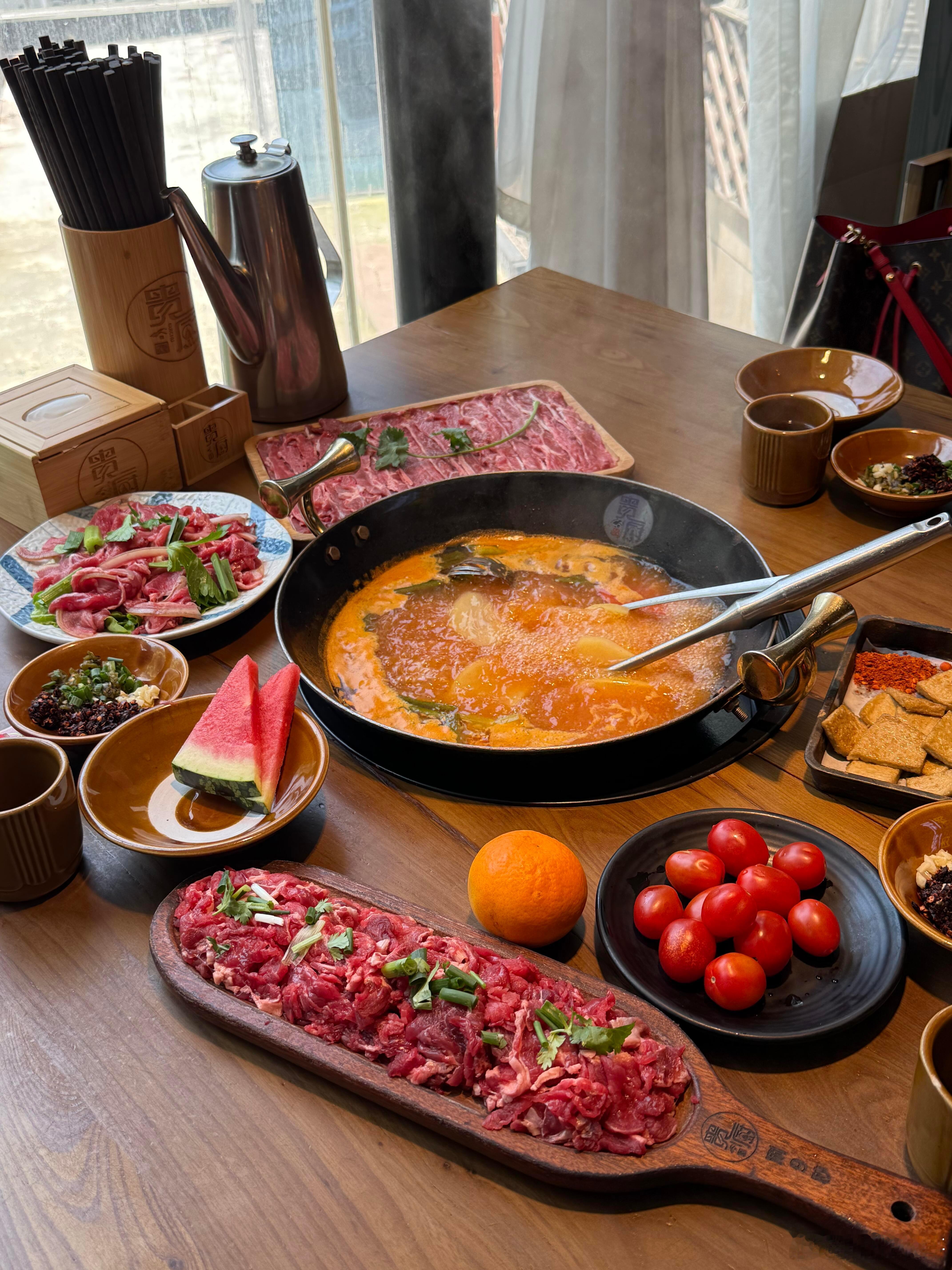 周深发视频安利贵州美食贵州烟火地图：一城一味皆山川。若说贵州的山水是大地的诗行，