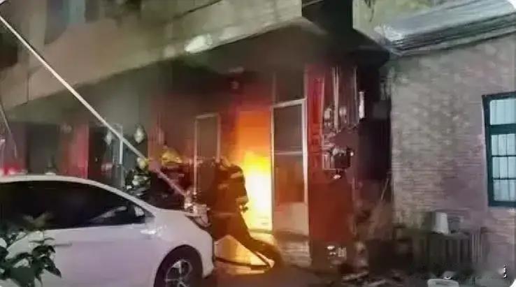 汕头自建房火灾，邻居的一句话，让人止不住的泪水流下来，他说，“有人在窗口挥舞着衣