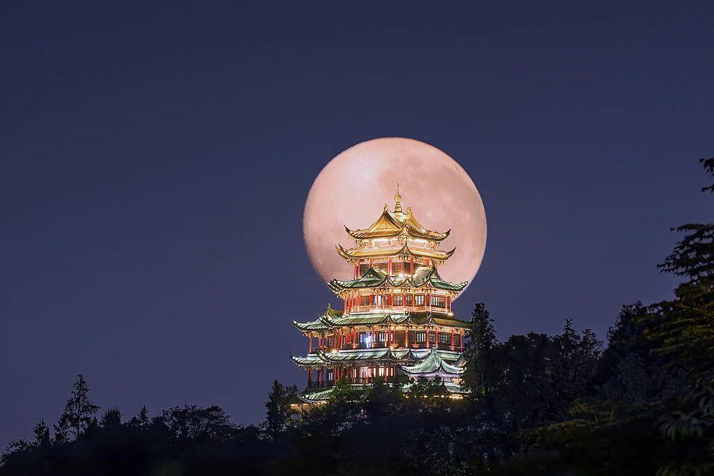 那杯没有人点的水·默斋主人原创散文几年前盛夏的一日，朋友约我出去。到了地方才知道