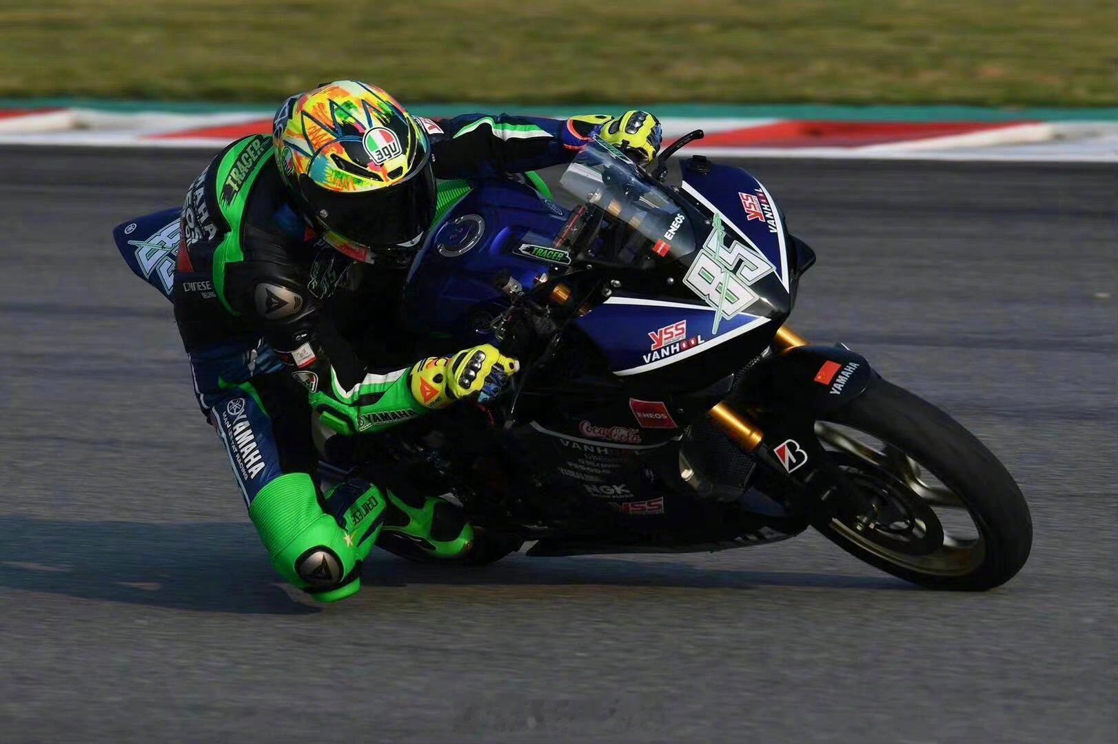 王一博大魔王年终结算画面 谈及鲜活与热爱，王一博从来都是标杆般的存在，灵魂通透不