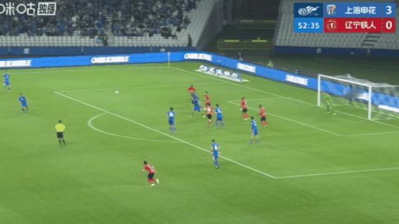 辽宁铁人这两个肘击犯规都不给牌？！简直就是本轮中超的两个笑话级别的吹罚[捂脸]