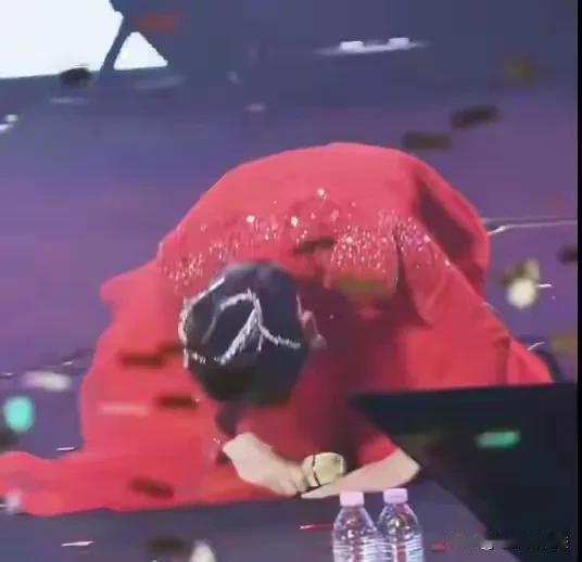 云朵下跪磕头了，但网友还是不肯放过她，坚持认为她只是在跪自己的钱程，这一切怪不了