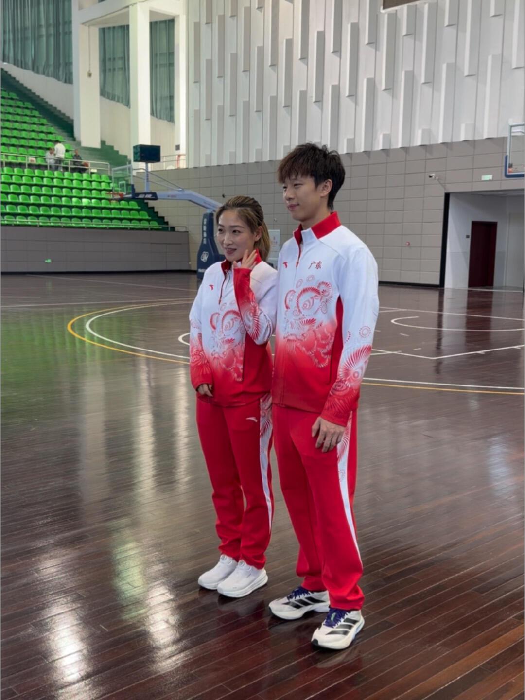 参加表彰大会的广东姐弟，“诗与远方”刘诗雯和林高远真的好般配，乒乓球实力姐弟！