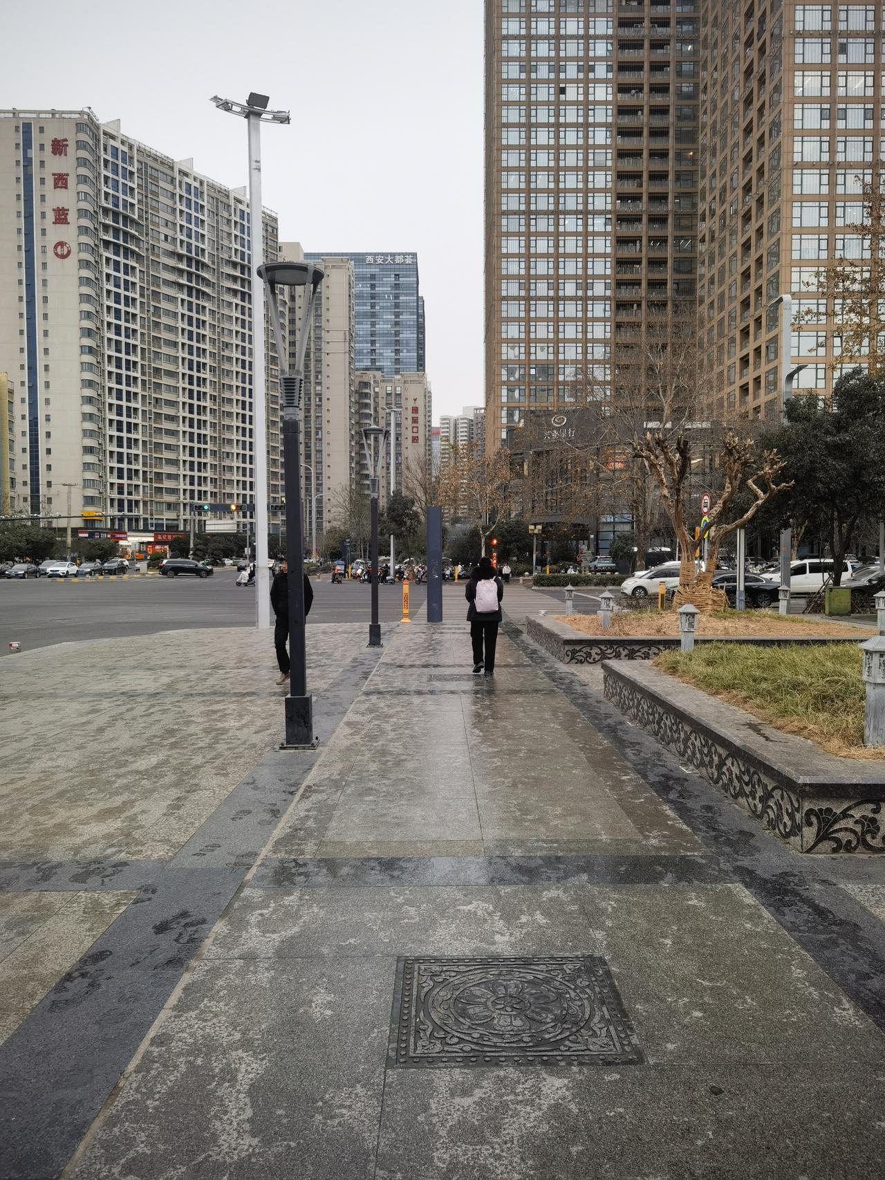 分享一张最近随手拍的照片快讯！西安下雨（雪）了！