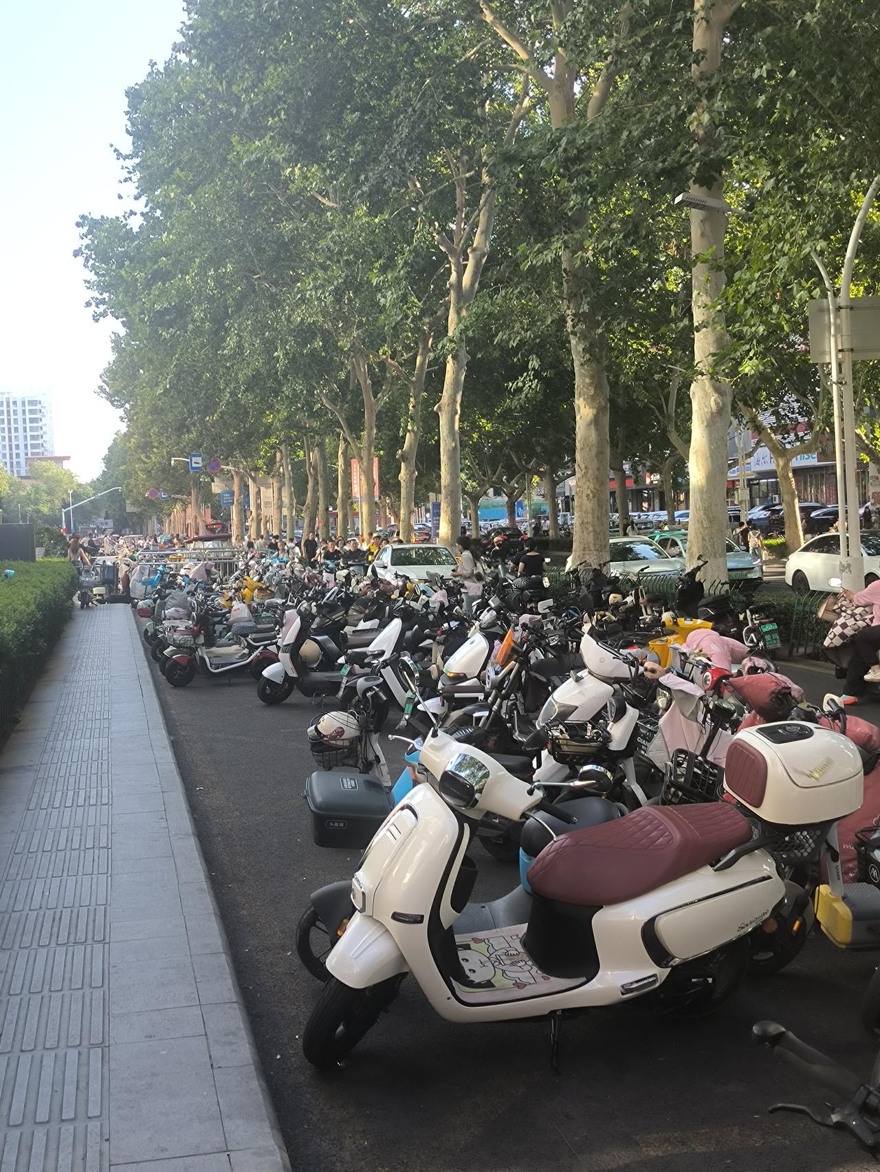 淄博市张店区万象汇附近道路畅通无阻。
路西边是大量的机动车，路东边是大量非机动车