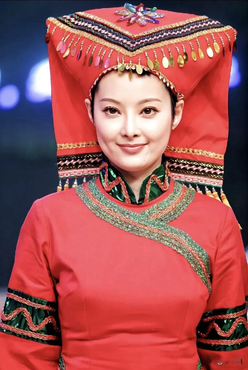 著名演员袁立，穿壮族服饰成最美绣娘，笑起来温暖众人。即便是一身衣服也让人感到了浓