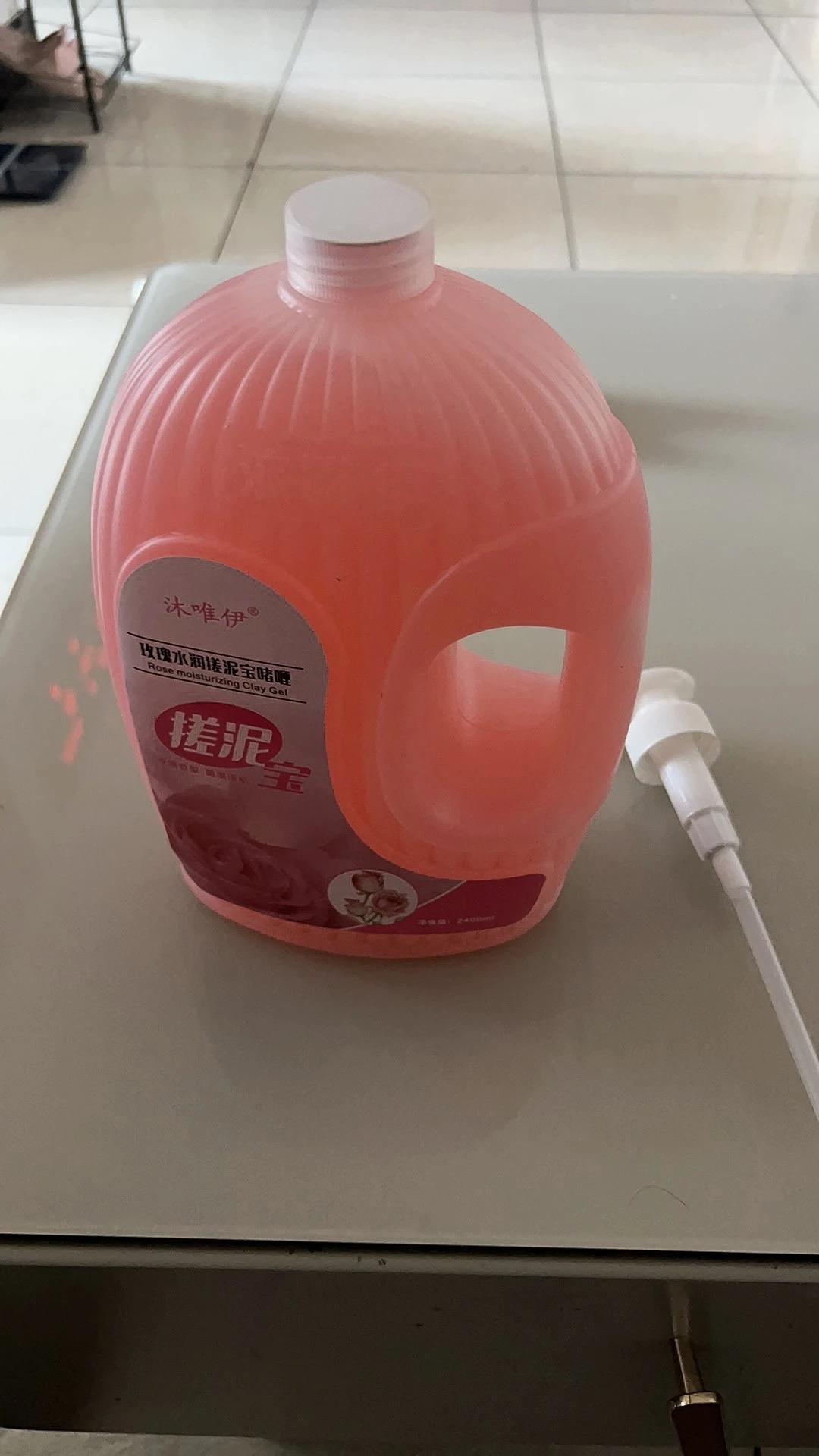 我不理他，直接冲进浴室。挤出来一抹，在身上搓了两下——哎妈呀，这泥条子哗哗往下掉