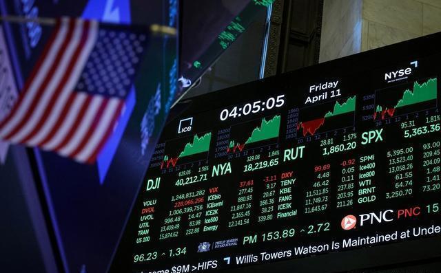 特朗普精明的很的，他可能在颠三倒四，反复无常，朝令夕改的装疯卖傻中，完成了利益的