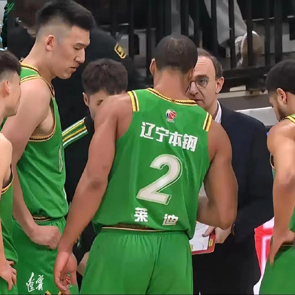 辽宁队昨晚在主场战胜福建给我最大的惊喜就是辽宁队俱乐部管理层这下淘到宝了！
没错