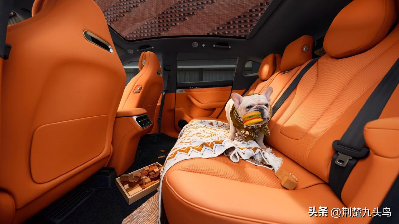 华为春季全场景新品发布会，还带来了智界R7、智界新S7焕新上市，暗夜紫和活力橙新