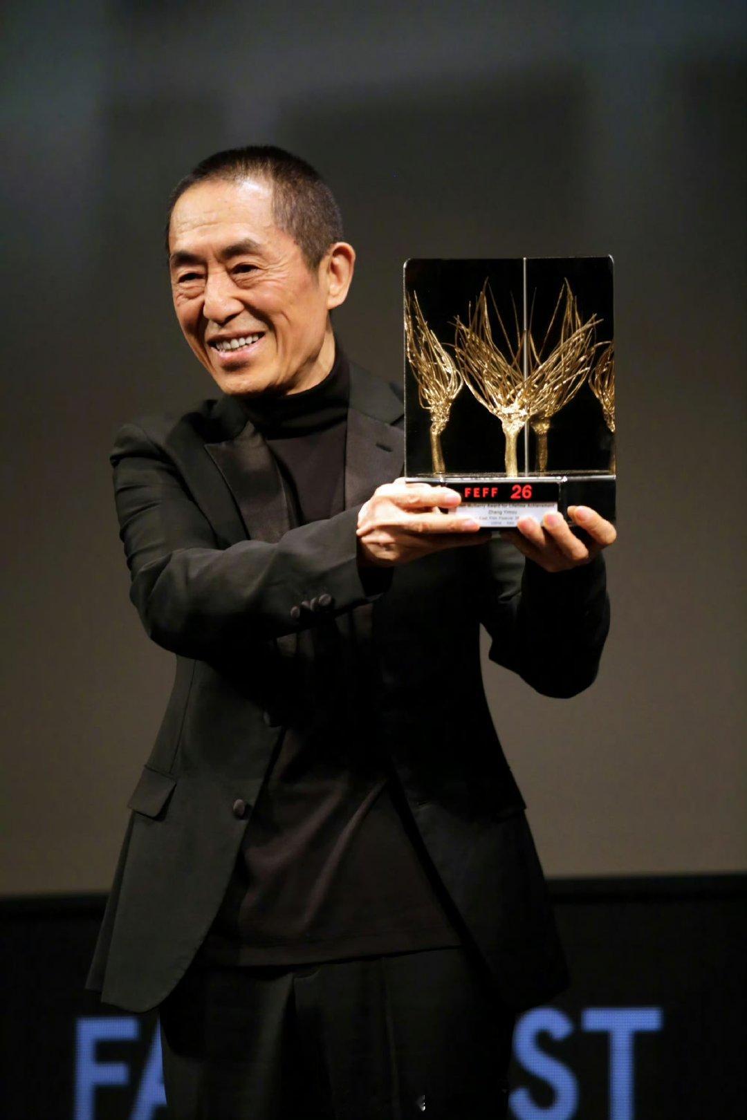 网传张艺谋及其艺人签虎鲸文娱 